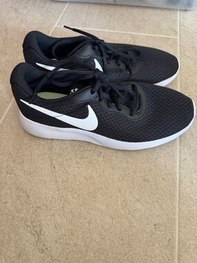 Nike Black & White Lightweight Running Sneakers women’s 9 new